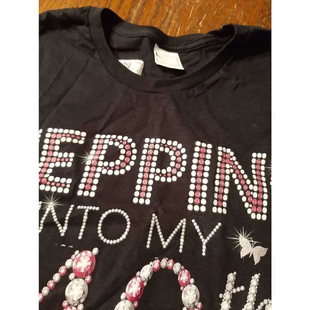 New Large Stepping Into 40th Birthday Like A Queen Short Sleeve Tee T-Shirt NWT - Picture 3 of 4